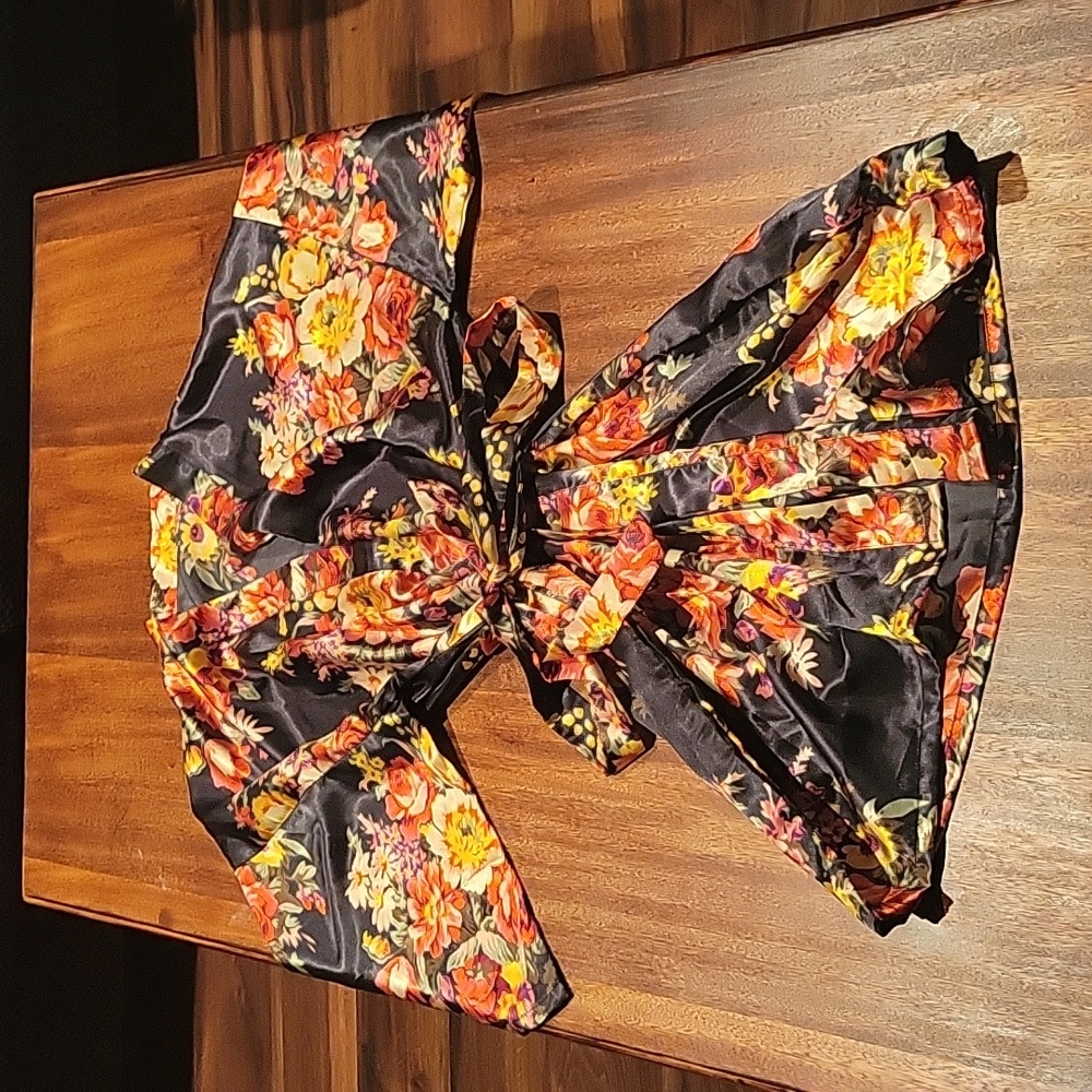 Womens size XL, short sleeve dressing robe type cover up.